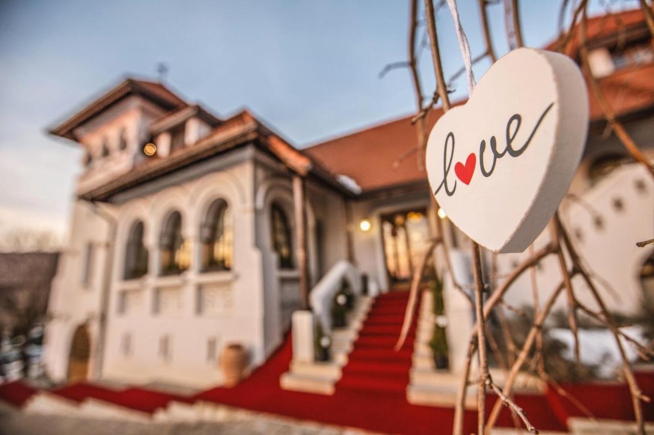 Casa Timis - Wellness & Spa Resort Chitorani Exterior foto The Love Museum