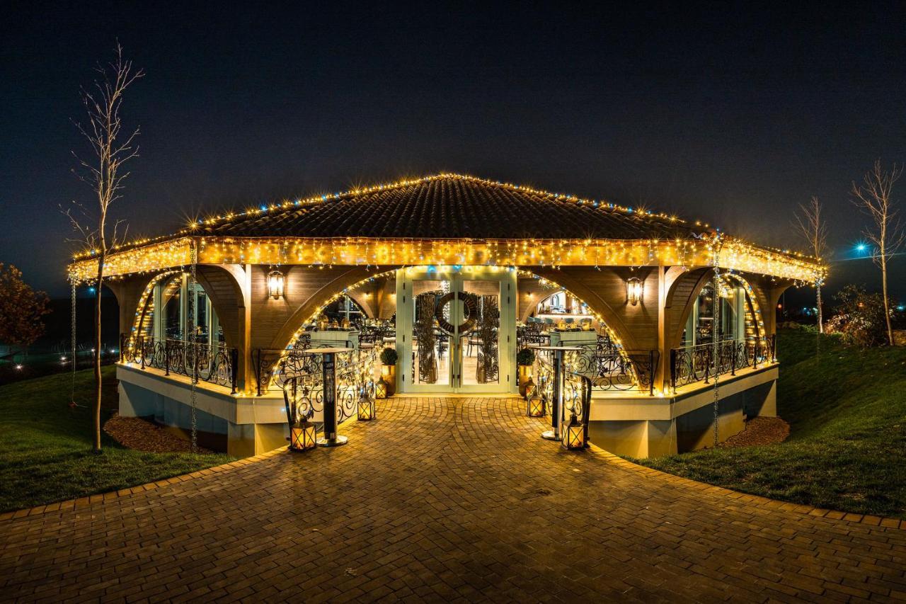 Casa Timis - Wellness & Spa Resort Chitorani Exterior foto The bandstand at night