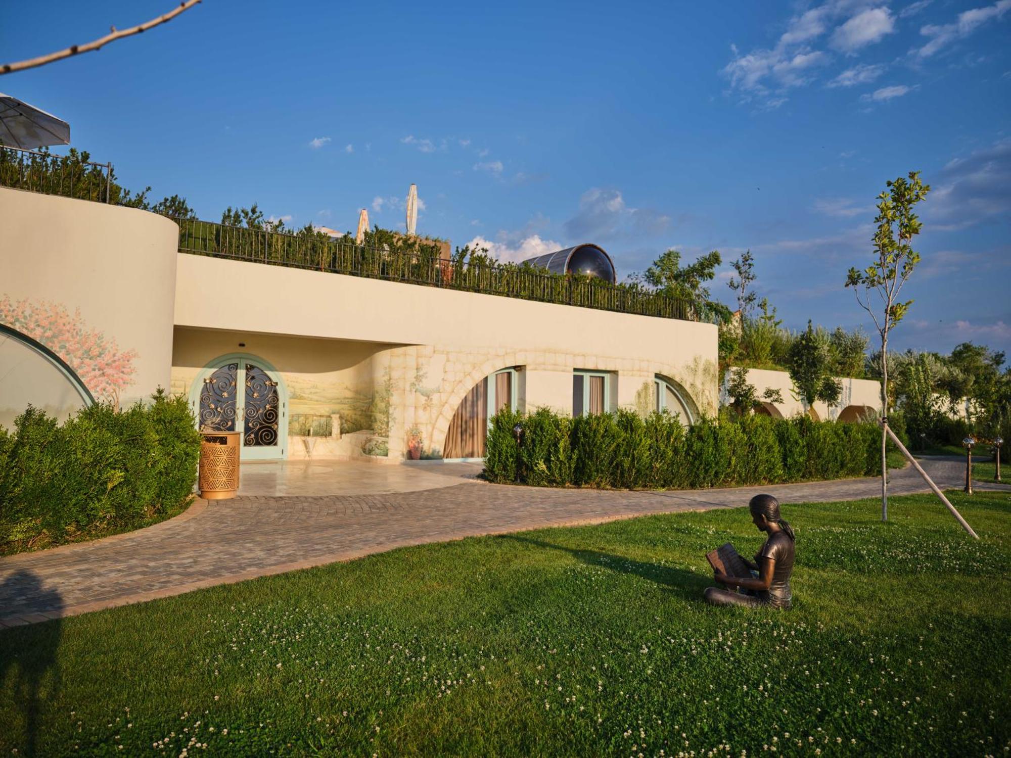 Casa Timis - Wellness & Spa Resort Chitorani Exterior foto The new building of the museum