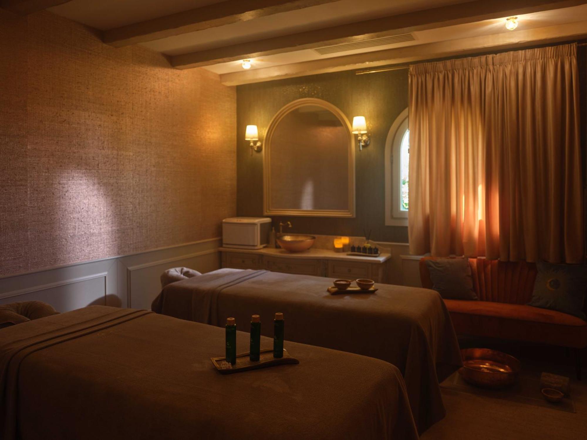 Casa Timis - Wellness & Spa Resort Chitorani Exterior foto A treatment room at the spa